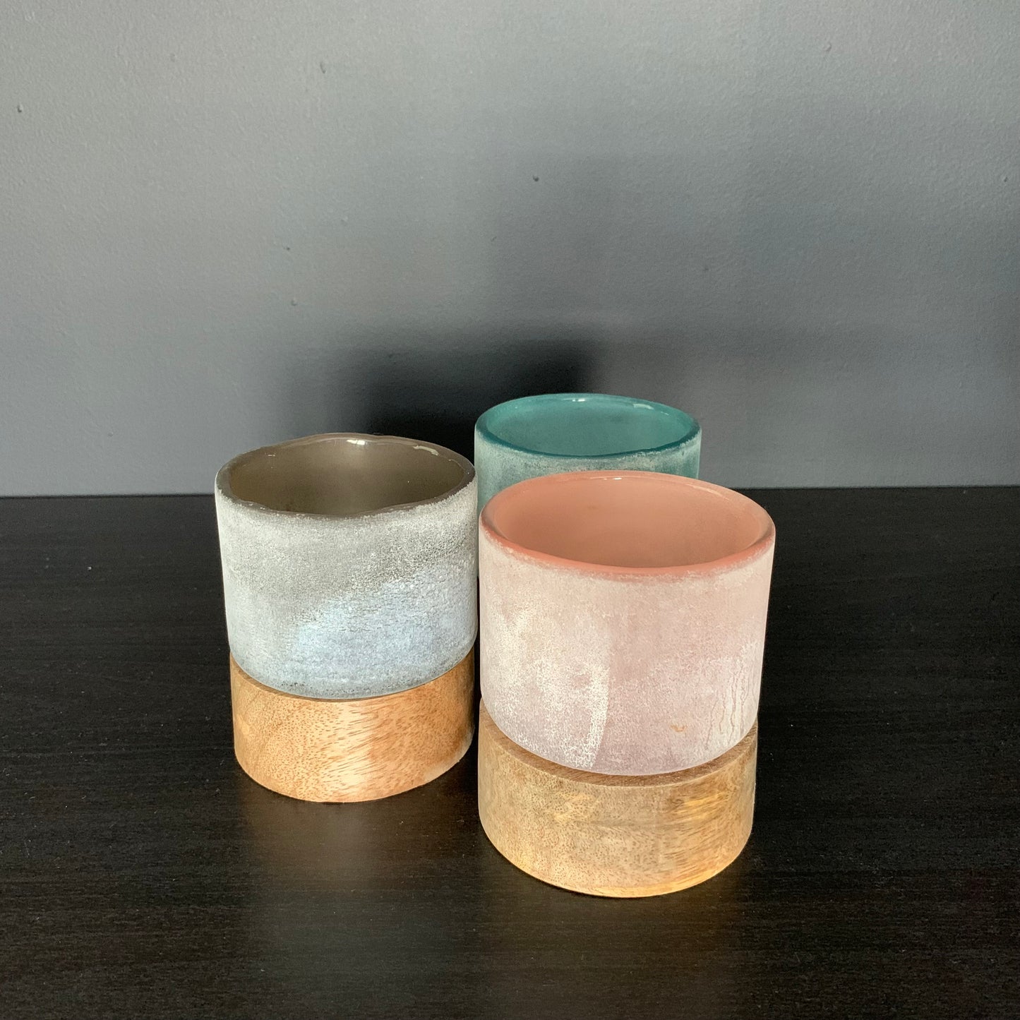 Waxinelichthouder antraciet glas met houten basis